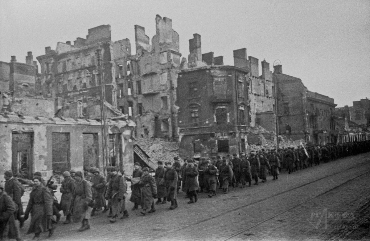 Советские войска на одной из улиц освобожденной Варшавы./ г. Варшава. 1945 г. / Фотограф: А.Б. Капустянский / РГАКФФД. Арх.№ 0-320037