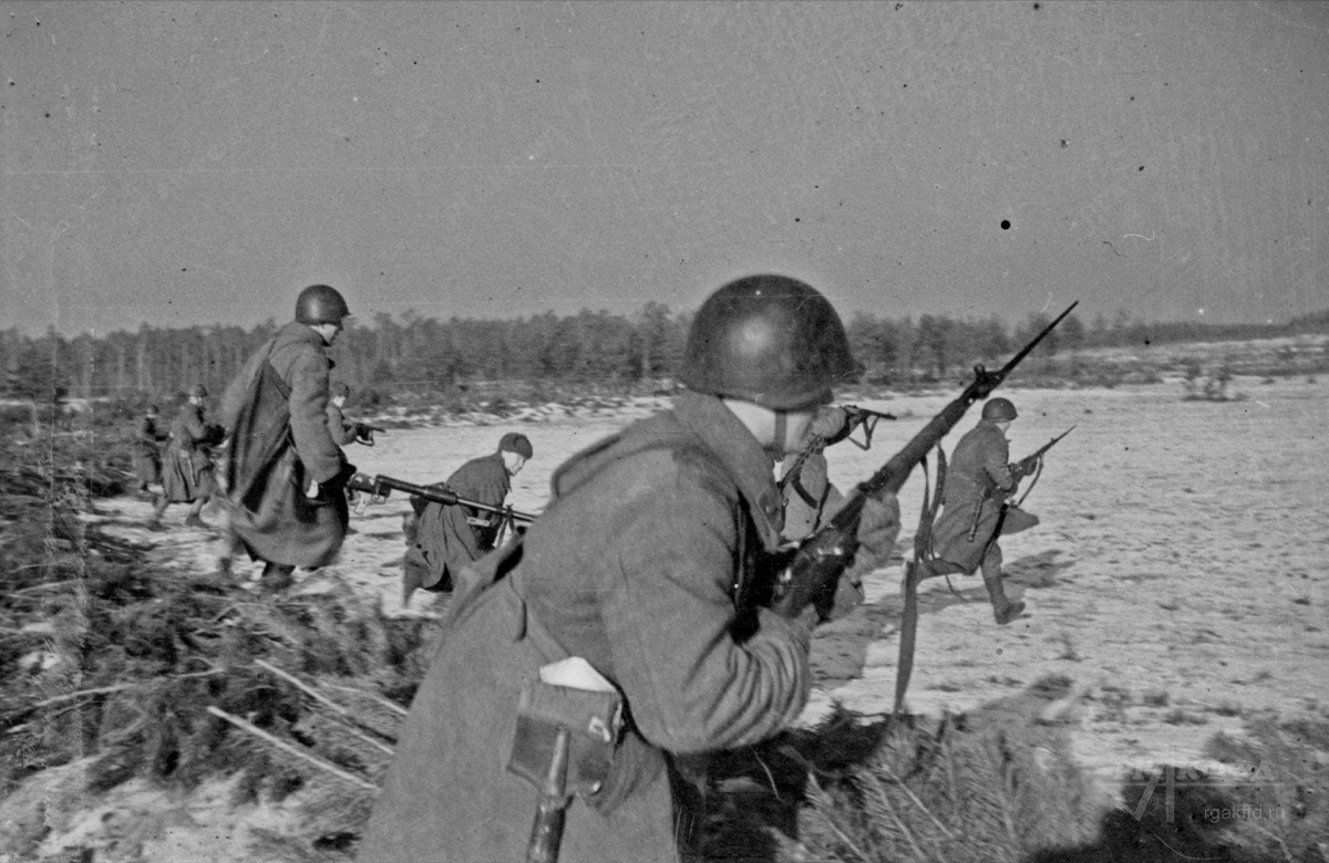 Пехотинцы подразделения лейтенанта Ильяшенко атакуют немцев в Польше. / II-й Белорусский фронт. 19.01.1945 г. / Фотограф: В.И. Бородин / РГАКФФД. Арх.№ 0256099