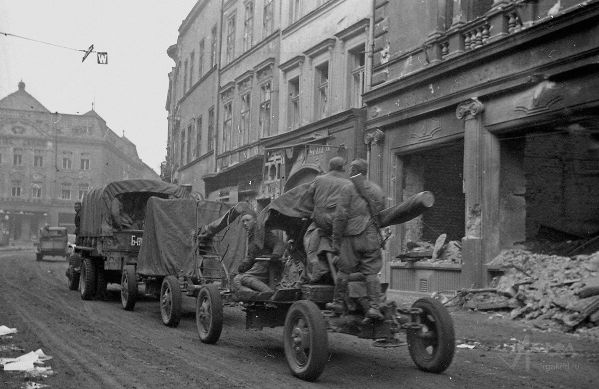 Советские войска проходят по одной из улиц г. Опава (Тропиау) / Чехословакия. 1945 г. / РГАКФФД. Арх.№ 0-93011