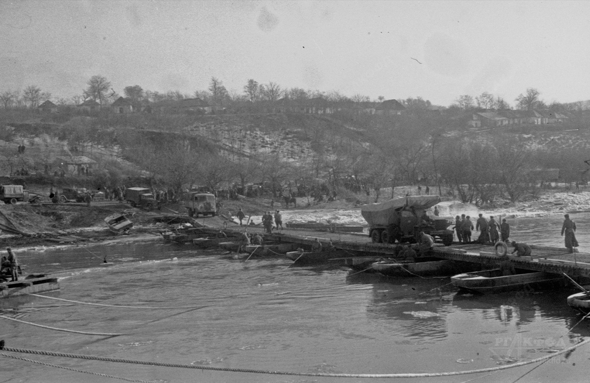 Переправа советской боевой техники через водный рубеж по временному понтонному мосту. / Действующая армия. 1945 г. / РГАКФФД. Арх.№ 0167440