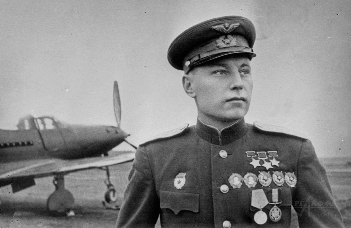 Трижды Герой Советского Союза гвардии полковник А.И. Покрышкин у самолета. / Действующая армия. 25.01.1945 г. / РГАКФФД. Арх.№ 0179057