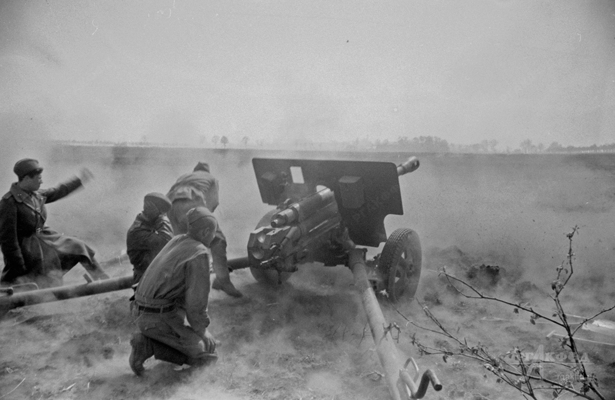 Артиллерийский расчет гвардии сержанта орденоносца Н.П. Нефедова ведет огонь по врагу. / I-й Белорусский фронт. 1945 г. / Фотограф: В.П. Гребнев / РГАКФФД. Арх.№ 0255393