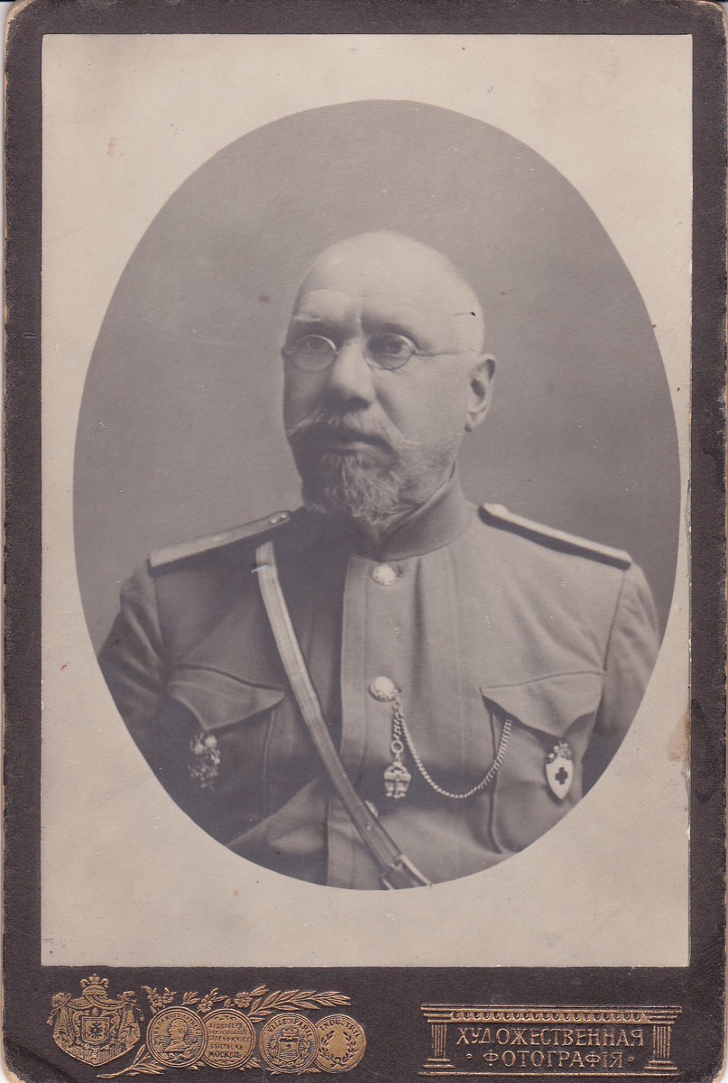 Фотопортрет статского советника Сергея Сергеевича Есипова. Не удивительно, что его могли принять за генерал-губернатора. На левой стороне груди - знак Красного Креста, право ношения которого было предоставлено ему в 1900-м году с соизволения Государыни Императрицы Марии Фёдоровны.
