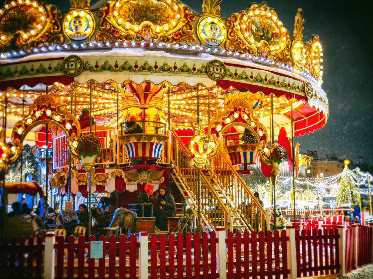 Катание на венецианской карусели - бесплатное, я тоже вспомнила детство и покаталась.