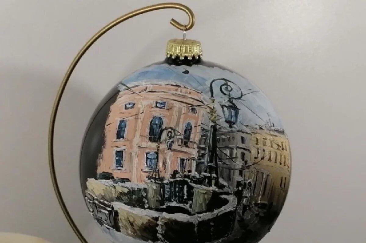    В Тюмени здания украсили зеркалами в форме сердец