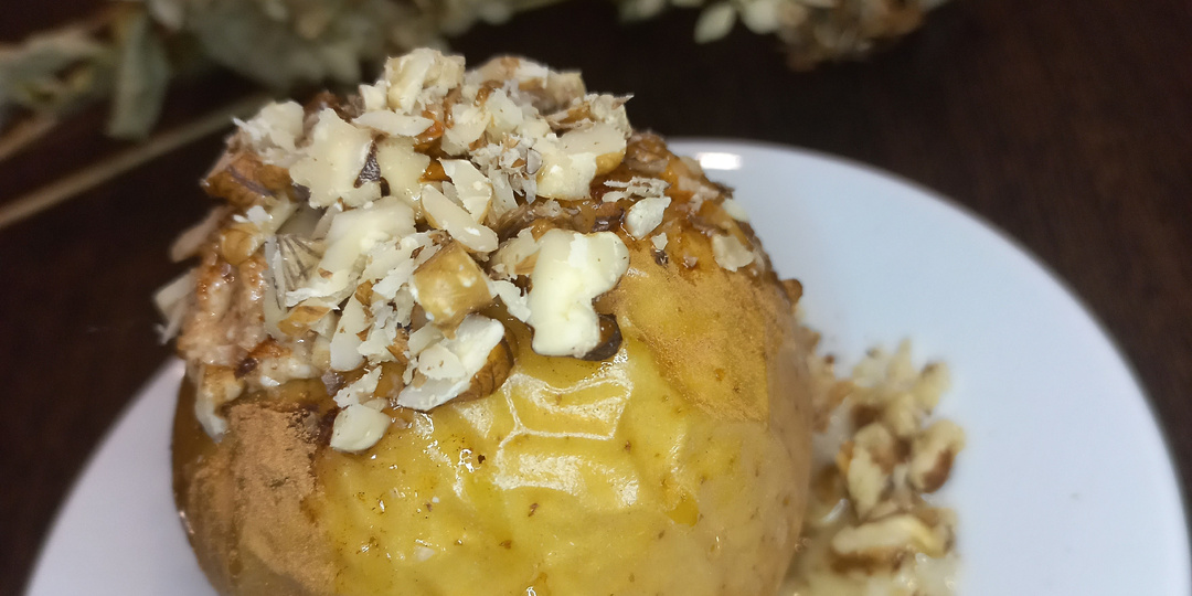 Запечённые яблоки с творогом, корицей и мёдом.