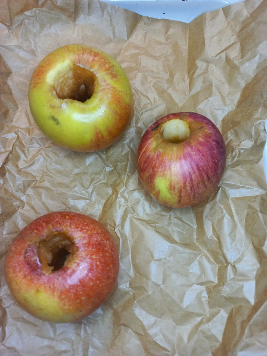 Подготовленные яблоки выкладываем на противень 