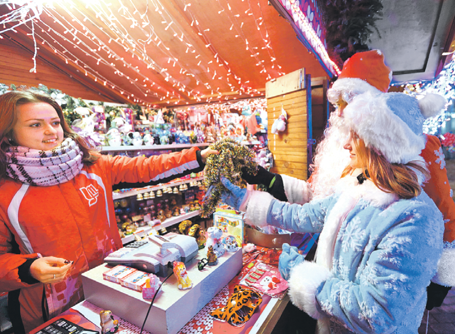 И даже Дед Мороз со Снегурочкой не удержались от покупок. Фото: БелТА