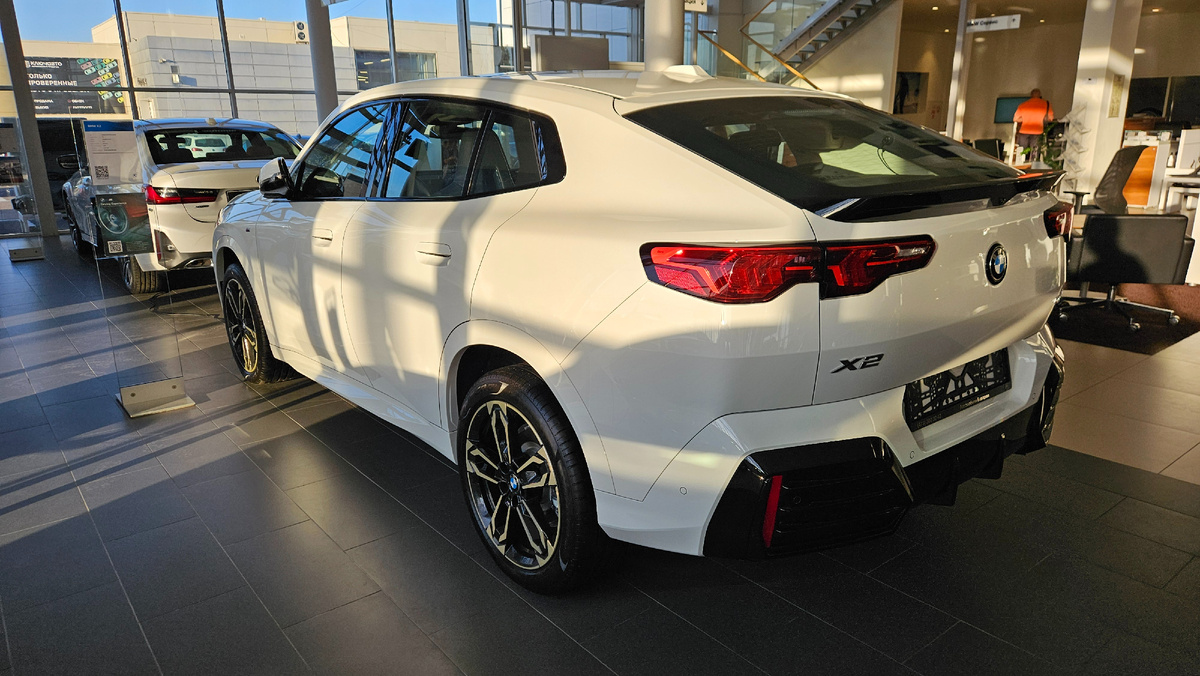 В салонах BMW можно найти разные модели, например, новый X2