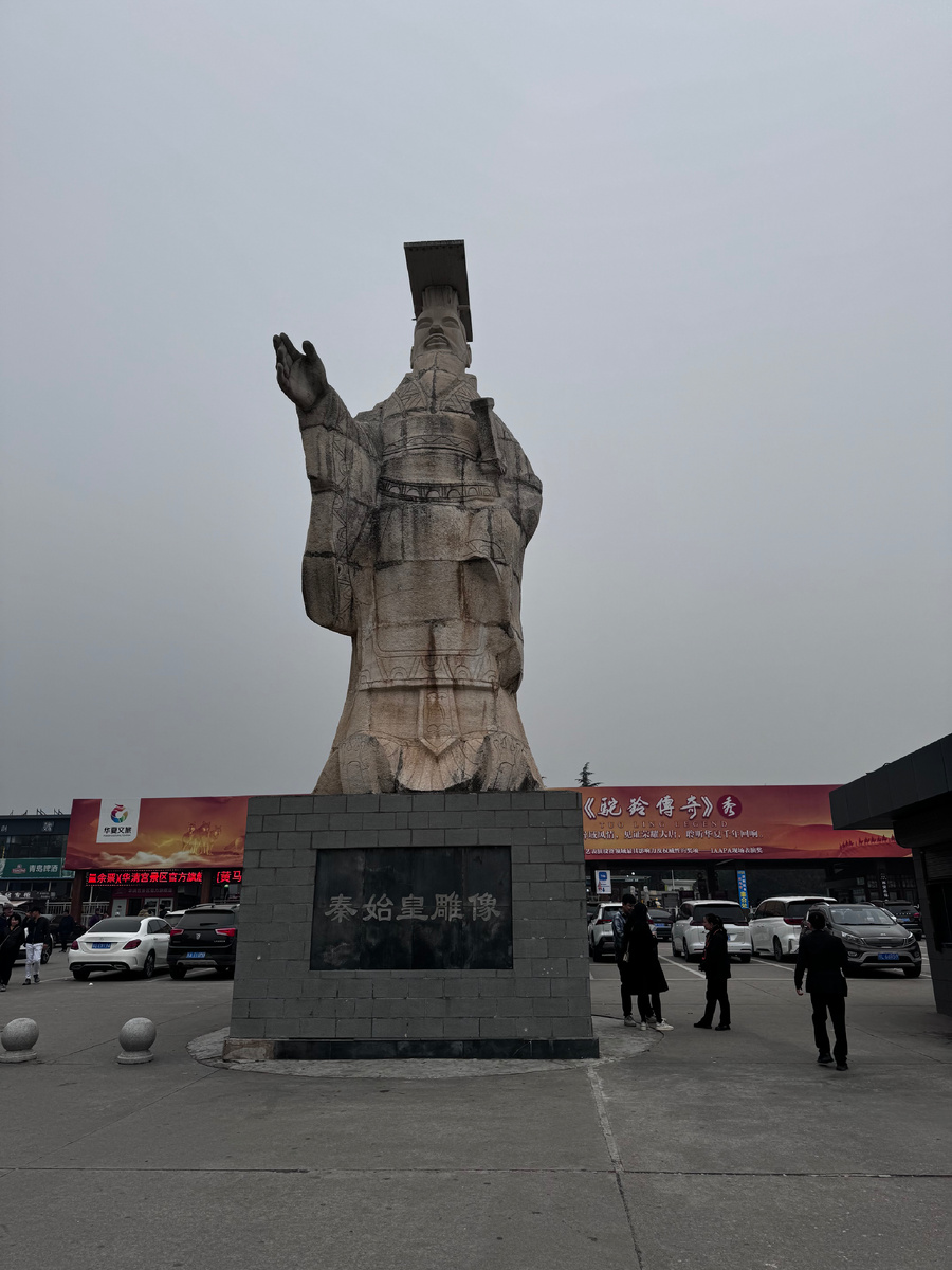 При входе на территорию музея.