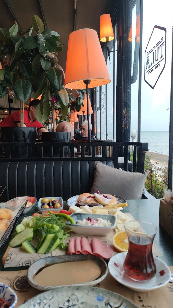 Турецкий завтрак у моря