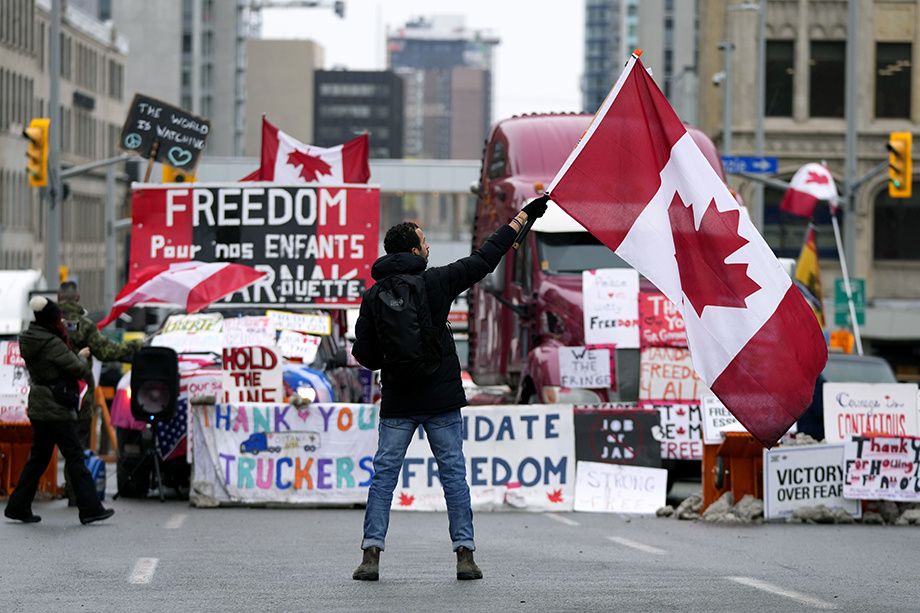 Протестующие дальнобойщики в центре Оттавы. | Фото: Justin Tang/AP/TASS