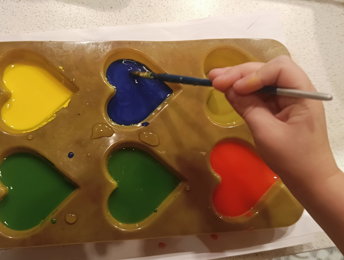 Обязательно положите под формочки доску, чтобы потом не пролить содержимое на пути к холодильнику