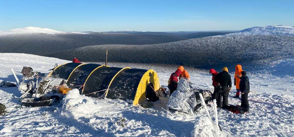 Это турысты. Палатка поставлена там, где отметил Масленников. Из открытого доступа.