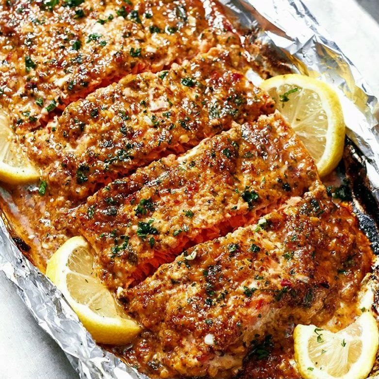 Лосось, запеченный в фольге в медово-чесночном соусе 🤌

Идеальный ужин всего за 20 минут. Лосось запекается на противне для легкого ужина, который понравится всем! ☝️

Ингредиенты:
🍋 Филе лосося   450 г
🍋 Мёд   125 мл
🍋 Чеснок 4 зубчика   
🍋 Дижонская горчица 50 г
🍋 Сок половинки лимона
🍋 Лимон  ½ шт.
🍋 Оливковое масло  2-3 ст.л.
🍋 Хлопья красного перца, кайенский перец, паприка, соль, перец по вкусу

Приготовление:
🔪 В миске смешать мед, горчицу, лимонный сок, чеснок, масло, паприку, хлопья красного перца, кайенский перец и щепотку соли. Перемешать и отставить в сторону.
🔪 Положить лосося на противень, застеленный фольгой. Вылить медово-горчичную смесь на лосося и равномерно распределить ее по рыбе. Посолить, поперчить. Завернуть рыбу фольгой, полностью упаковав.
🔪 Запекать рыбу в фольге до готовности, при 200 ⁰С, около 10-15 минут. Открыть фольгу и запекать в течение 2-3 минут. Украсить кинзой и  дольками лимона. Наслаждайтесь

Приятного аппетита!!! 👌

Делитесь рецептами с друзьями. Оставляйте реакции и комментарии.
Всем бодрого настроения и хорошего дня! 🫶