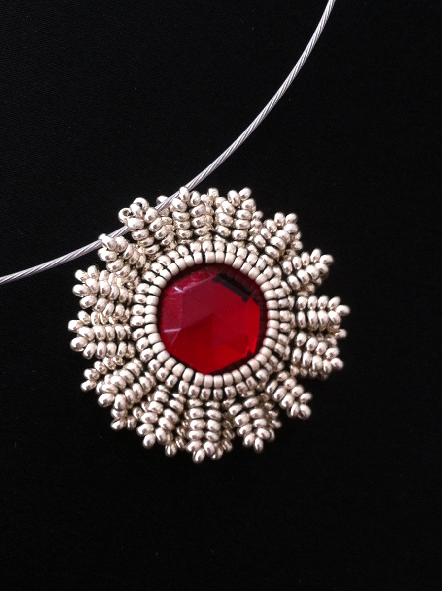 Кулон, в основе которого кристалл китайского производства