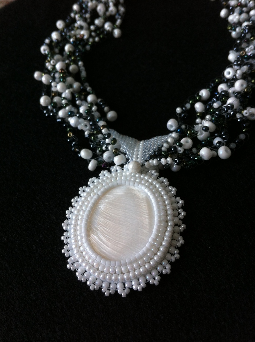 Кулон с перламутром на "воздушных" цепочках