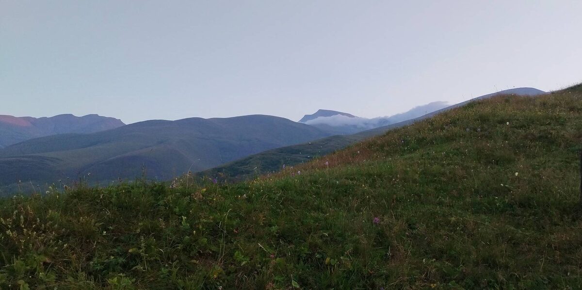 На горизонте виден объект покорения