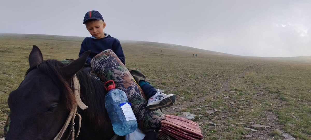 Юный турист из Москвы с турснаряжением вырвался вперед