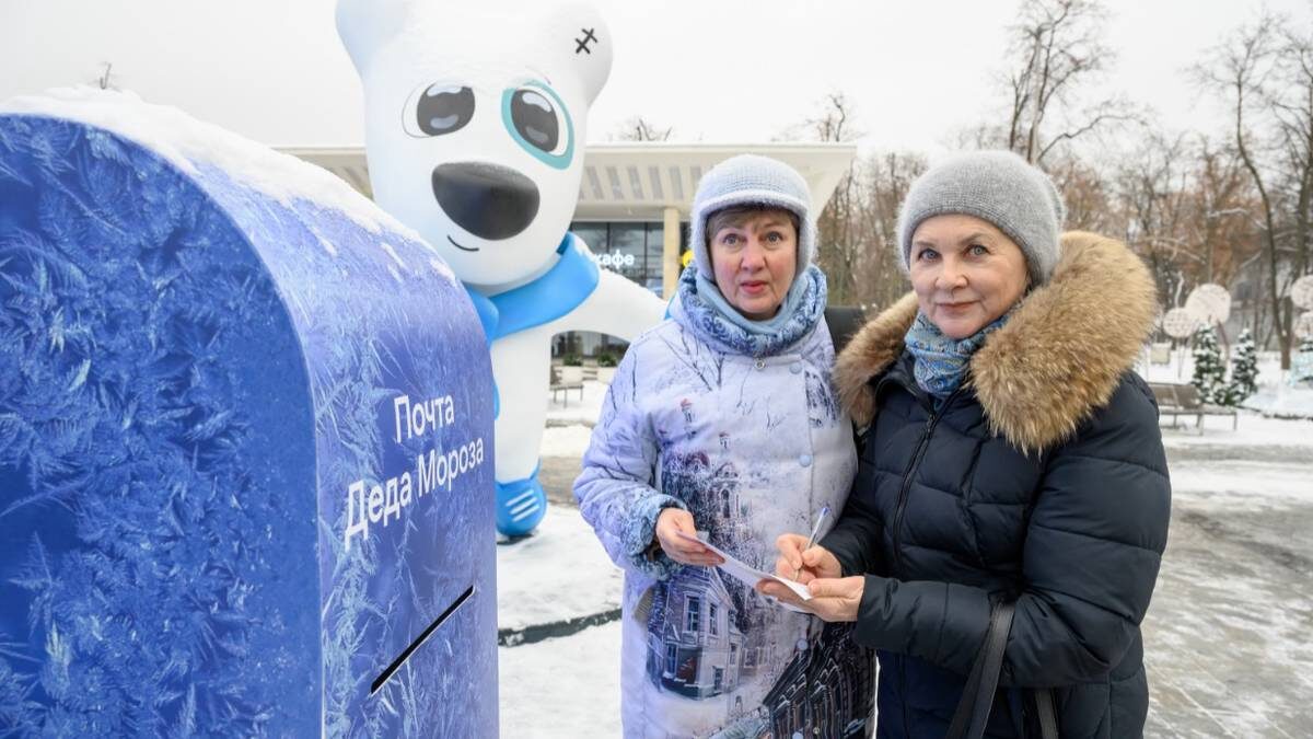    Ирина Новосельцева и Наталья Васильева на экскурсии в «Лужниках» / Фото: Дмитрий Дубинский / Вечерняя Москва