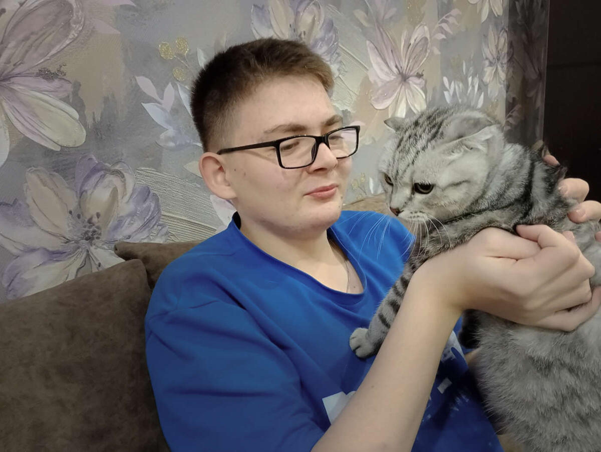 Антон с кошкой Анфисой. Фото из домашнего архива