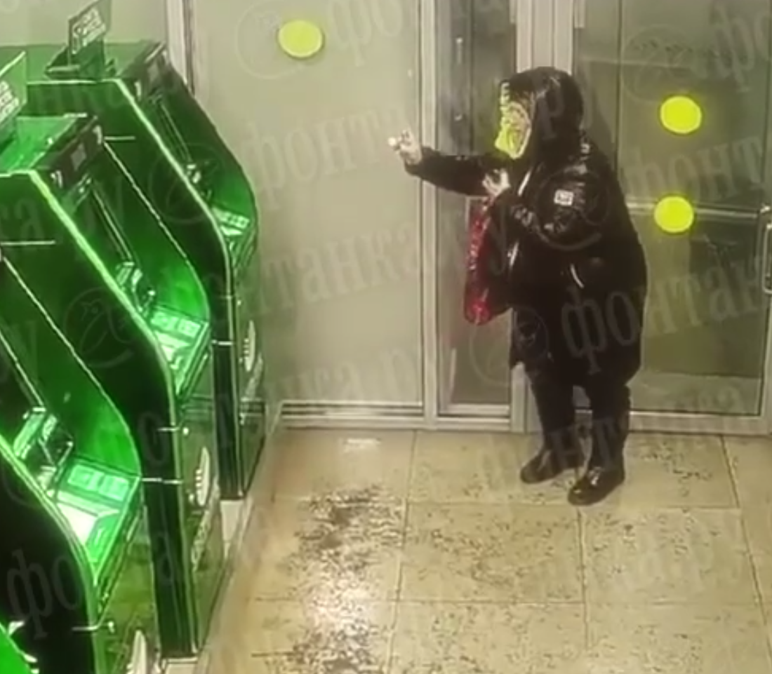 Поджигательницу банка "поймала" камера. Скриншот видео 