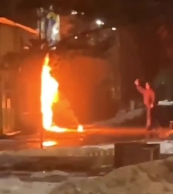Прохожие запечатлели, как мужчина бросил "коктейль Молотова". Скриншот видео. 