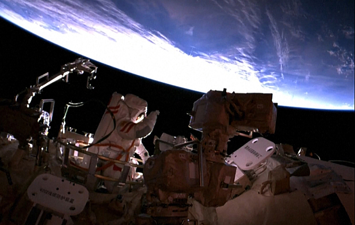 Тайконавты по время внекорабельной деятельности. Credit: CNSA.