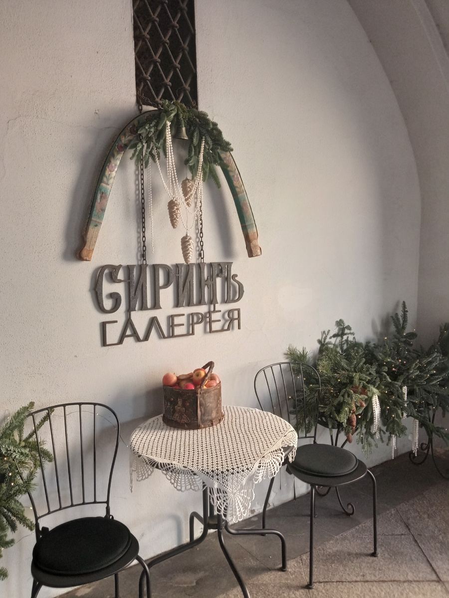 Нам надо было зайти сюда за подарками