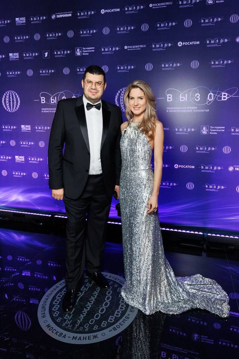 Генеральный продюсер ООО «495 media» Владислав Вульфович и участница 2-го сезона шоу «Наука для всех» Ирина Тимофеева 