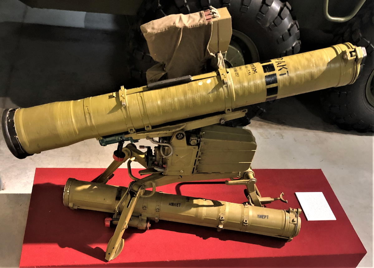 ПТРК "Конкурс М" в Музее Отечественной Военной Истории ( д. Падиково; Московская Область). Внизу лежит транспортно-пусковой контейнер (ТПК) ПТУР "Фагот". Конструкция ПУ 9П135 ( 9П135М) позволяет применять ПТУР обоих типов. При этом, на практике, в Армии и в СМИ , комплекс часто обозначают как "Фагот", вне зависимости от используемых ПТУР.