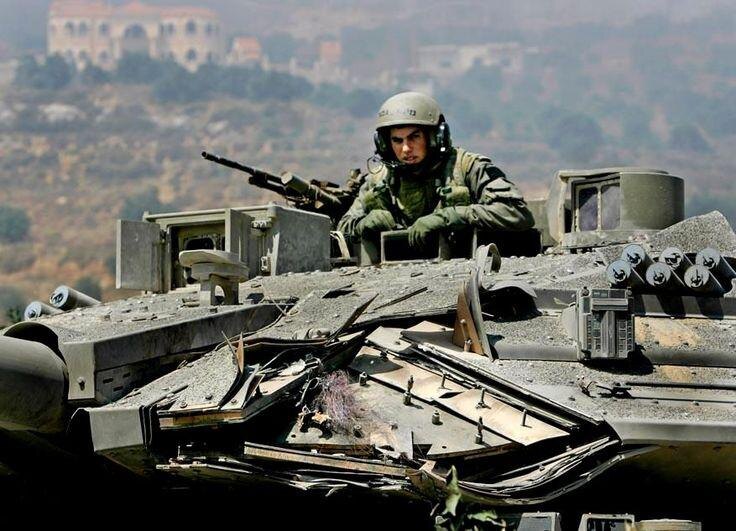 Башня израильского ОБТ MERKAVA MK.4 c поврежденными скуловыми модулями брони в результате попадания неизвестного боеприпаса. По одним данным, применялся "Корнет"; по другим- РПГ-29. При этом надо учитывать, что арсенал противотанковых средств военизированных группировок на территории Ливана был весьма обширным. Пробитие, судя по всему, не достигнуто.