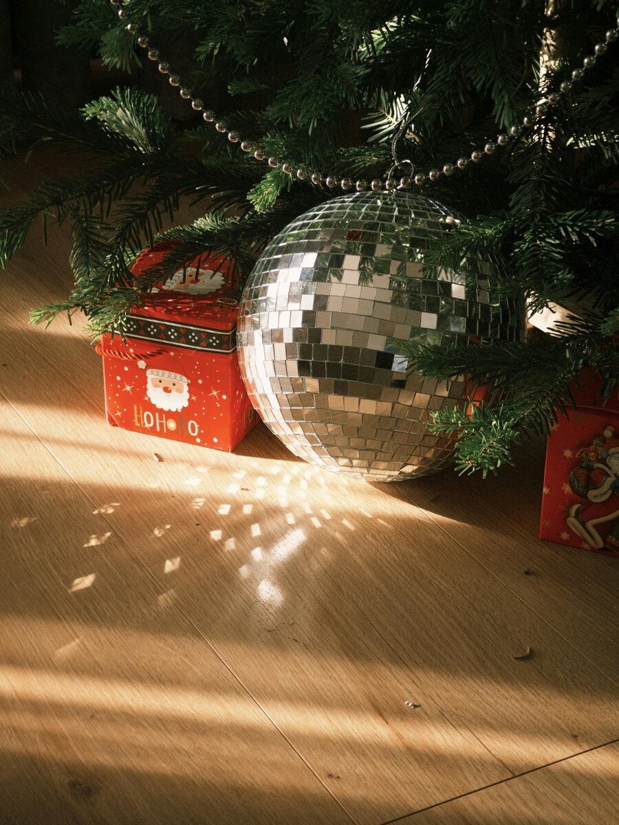 Мы не знаем, но с радостью подскажем, какой подарок обрадует.