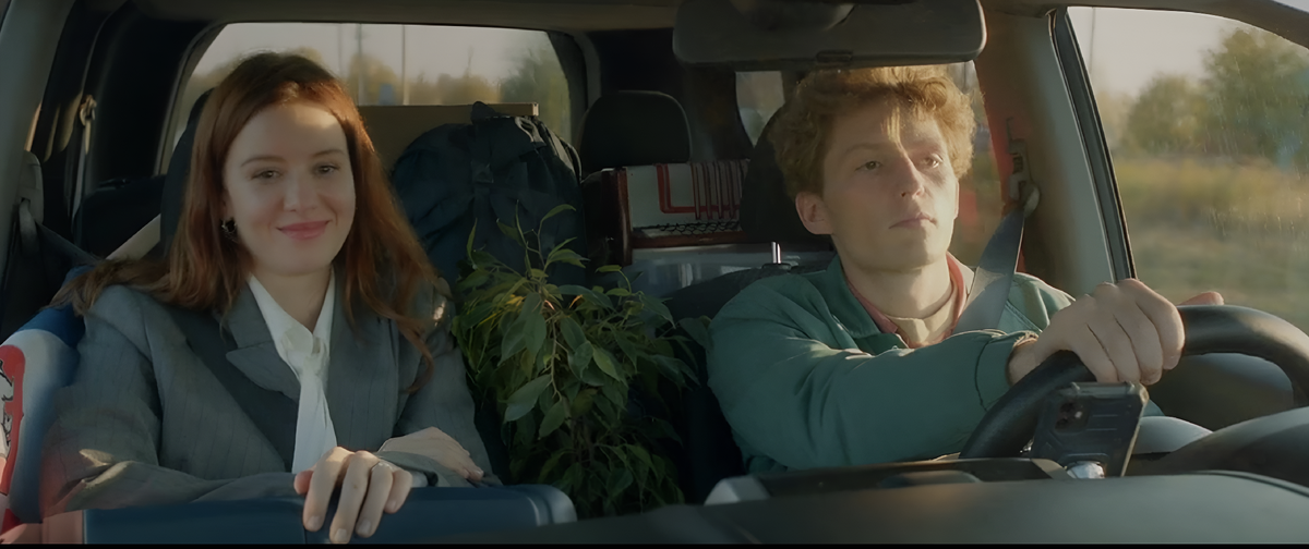 Кадр из фильма "Втроем". Справа Сергей Кузнецов (Влад). Источник: Кинопоиск. 