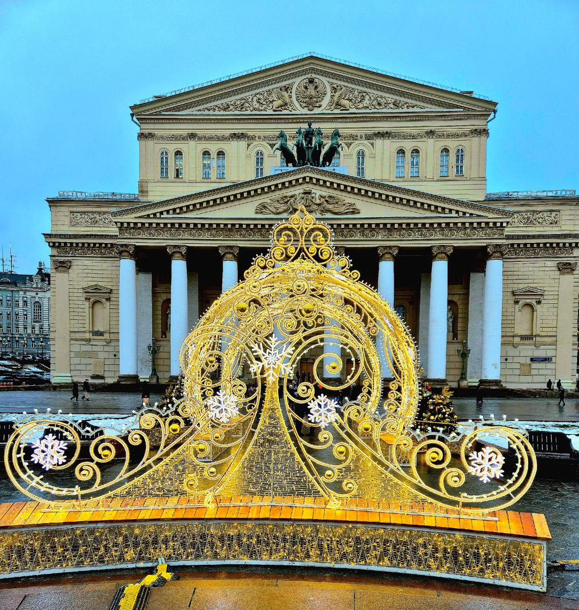 Перед Большим театром сверкающие новогодние инсталяции