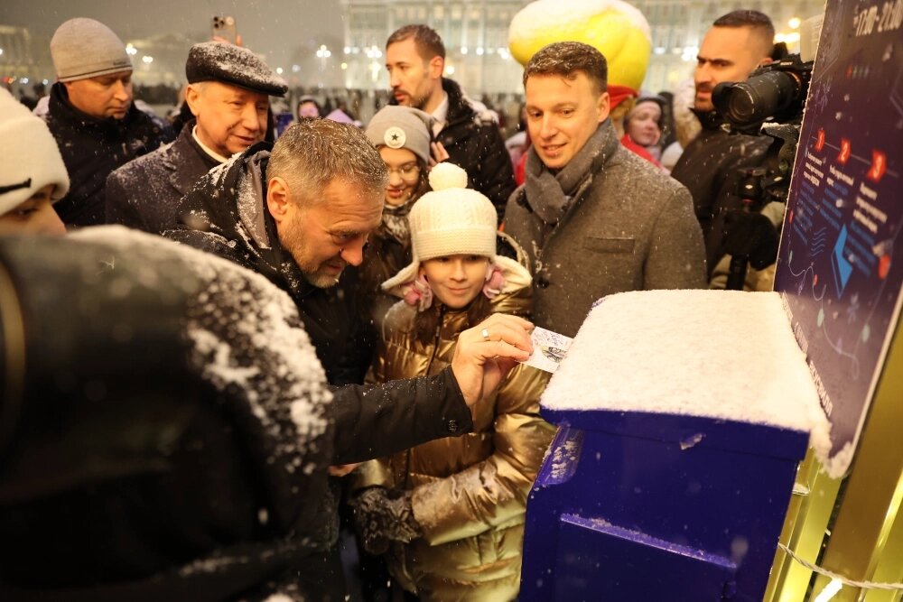    Спикер парламента Александр Бельский отправляет письмо по Новогодней почте. Фото: «Петербургский дневник»/ Дмитрий Фуфаев