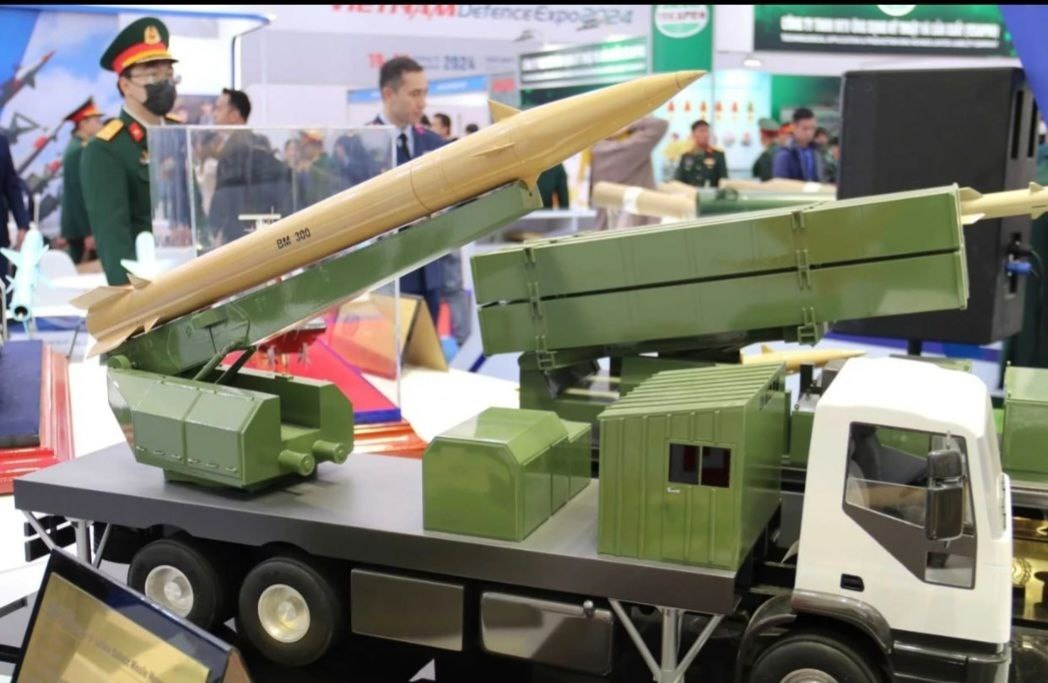 Иран представил баллистическую ракету класса «земля-земля» БМ-300 местного производства во Вьетнаме. Фото: Vietnam Defense Expo