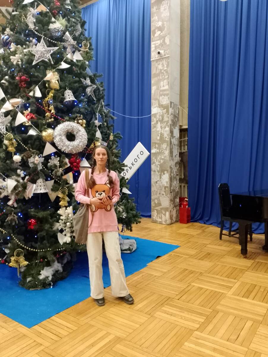 Возле ёлки в театре 