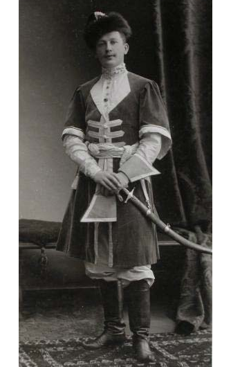 Эту фотку на маскараде везде публикуют. И правильно, в общем, всю жизнь ряженым и проходил.