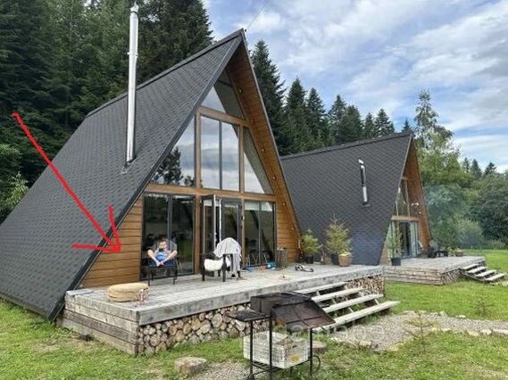 Типичный дом-шалаш. Стрелкой показано располоение гипотетического сарая, с другой стороны дома - тоже