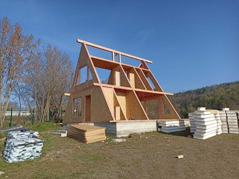 Знающие люди сразу строят дом-шалаг с уже строенным в конструкцию сараем, а не делают нормальный дом, а потом у нему уже что-то пристраивают