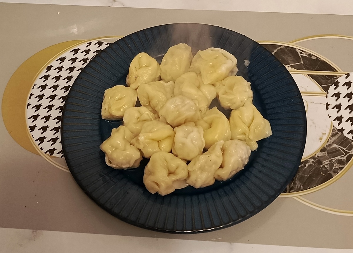 Мои пельмешки и кофейный напиток за кадром 