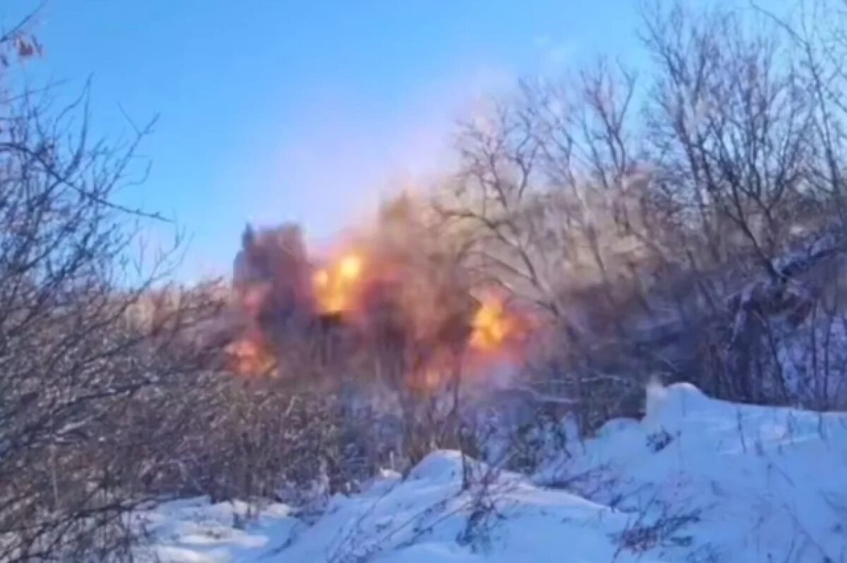    МЧС показало кадры уничтожения боеголовки ракеты HIMARS в Курской области