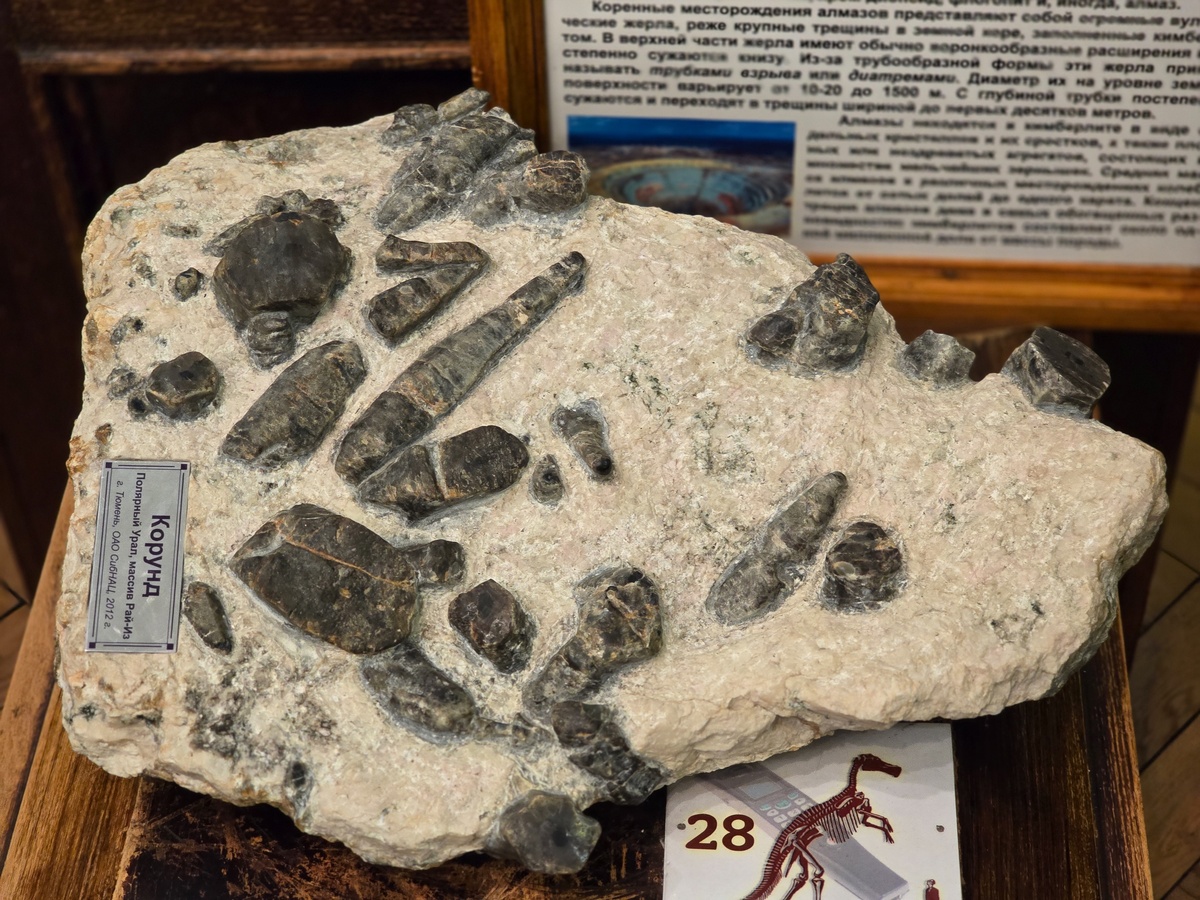 Кристаллы корунда в кварц-слюдисто-полевошпатовой породе, Ямало-Ненецкий АО, месторождение Рай-Из