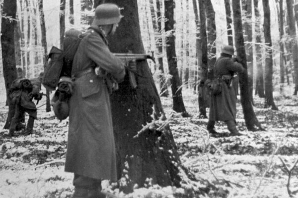 Немецкая пехота прорывается сквозь Арденнский лес / Lange/Bundesarchiv