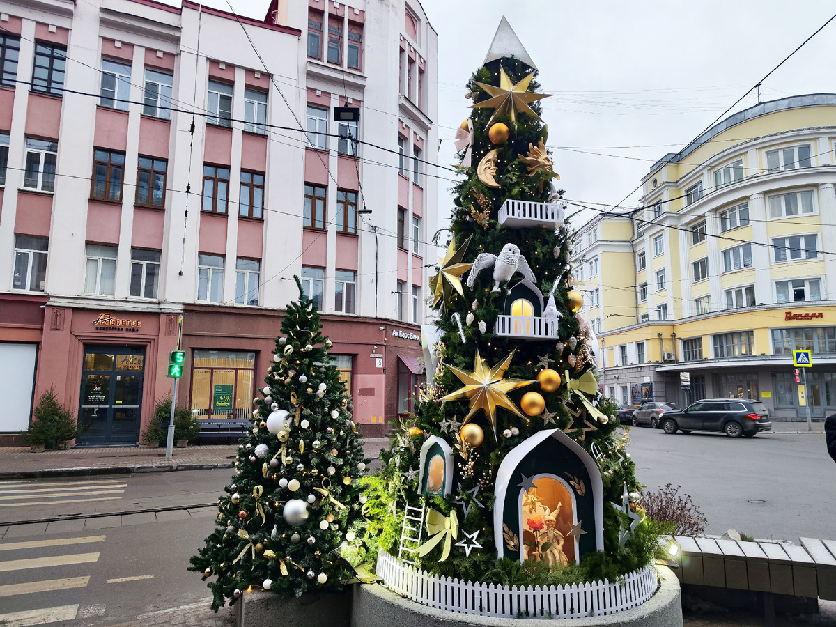 Елка около бизнес-центра Corner Place. Источник: фото автора