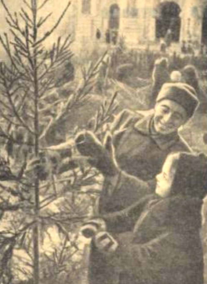 Продажа елок у Гостиного двора. Артист Ленгосэстрады А. А. Колесов покупает ёлку дочери Наташе. 