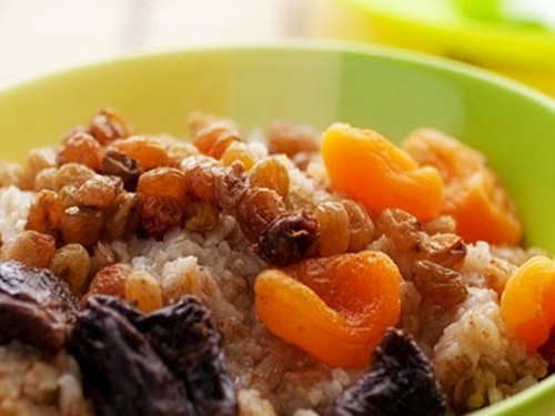 Каша с сухофруктами – один из самых полезных вариантов завтрака.
