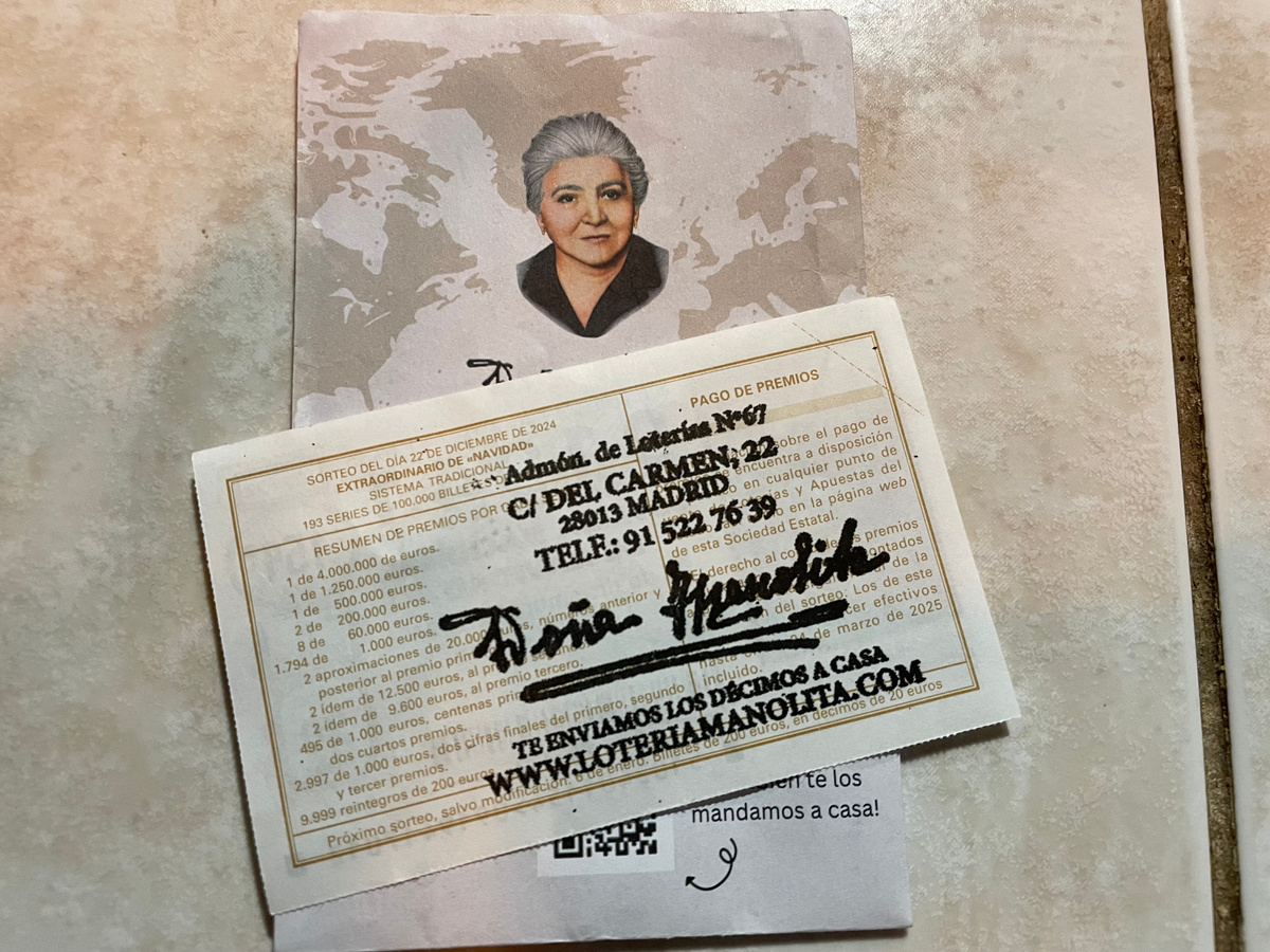 Билет с автографом Доньи Манолиты. Зря что ли я стояла целый час за ним в очереди. Выигрывай давай!