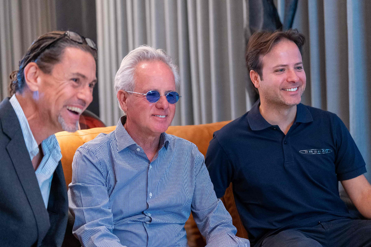 Горасио Пагани и его команда в день открытия Da Vinci Towers от Pagani в Дубае.
